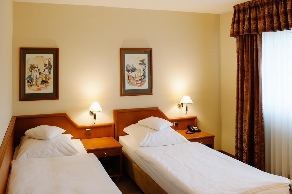 Hotel Santin Bełchatów Esterno foto
